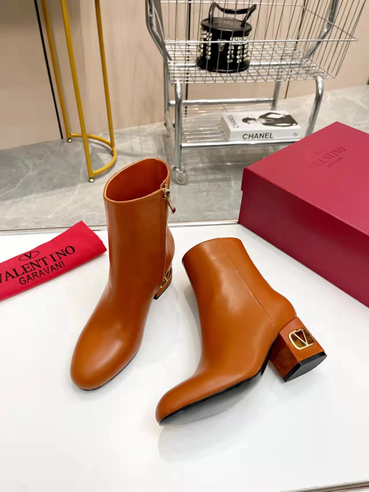 👟👟Ex-factory price 600👟👟 Leather sole +40 🆕 Valentino. Valentino autumn and winter fashion women's boots: Comfortable and versatile on the upper feet, showing long legs, Fabric: Imported first-layer cowhide ⚡The most popular V buckle ⚡The inner feet are all genuine leather Code number: 35−40 (Customized size 41)